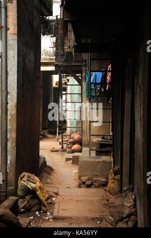 Le séchage des vêtements en ruelle, Dharavi, Mumbai, Maharashtra, Inde, Asie Banque D'Images