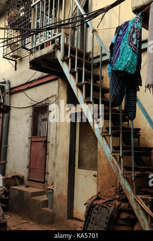 Le séchage des vêtements en ruelle, Dharavi, Mumbai, Maharashtra, Inde, Asie Banque D'Images