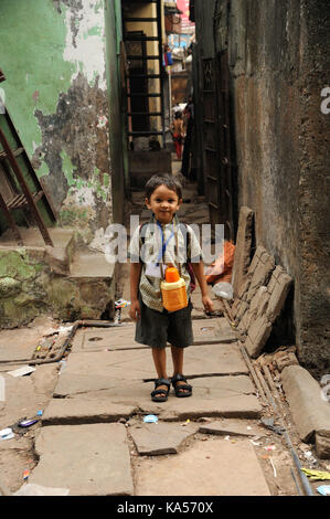 L'école de l'enfant garçon dans ruelle, Dharavi, Mumbai, Maharashtra, Inde, Asie Banque D'Images