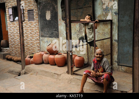 Enfant jouant dharavi slum, Mumbai, Maharashtra, Inde, Asie Banque D'Images