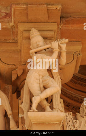 Sculpture statue krishna sur pilier du temple swaminarayan Gujarat, Inde, Asie Banque D'Images