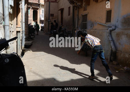 Les enfants jouer au cricket dans la ruelle, Jodhpur, Rajasthan, Inde, Asie Banque D'Images