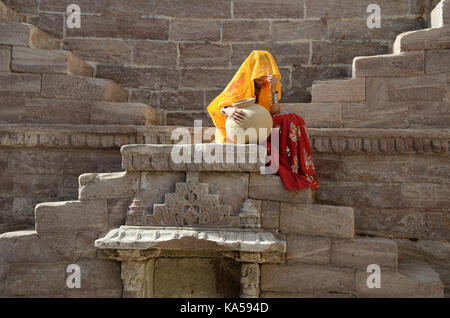 Râjasthânî femme avec cruche à cage, Jodhpur, Rajasthan, Inde, Asie Banque D'Images