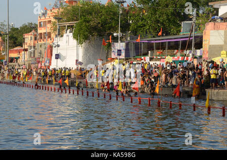 Pèlerins prenant immersion sainte dans river Kumbh Mela, ujjain, Madhya Pradesh, Inde, Asie Banque D'Images