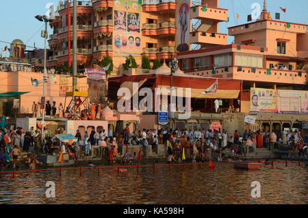 Pèlerins prenant immersion sainte dans river Kumbh Mela, ujjain, Madhya Pradesh, Inde, Asie Banque D'Images