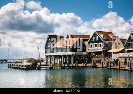 Volendam, Pays-Bas - 26 avril, 2017 : typique des maisons traditionnelles sur pilotis au bord de l'eau d'un village de pêche hollandais volendam, Pays-Bas. Banque D'Images