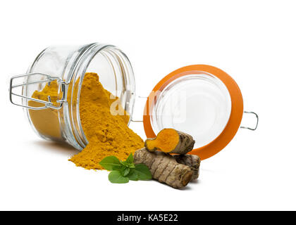 Le curcuma frais et en poudre dans un pot de rangement en verre, pour la cuisson et l'objectif de guérison, sur un fond isolé blanc Banque D'Images