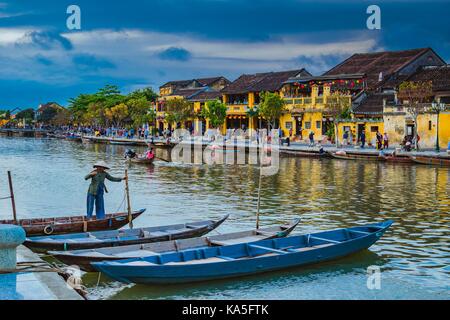 Hoi An, Vietnam - mars 17, 2017 : les bateaux traditionnels en face de l'architecture ancienne de Hoi An, Vietnam hoi An. est le site du patrimoine culturel, Banque D'Images