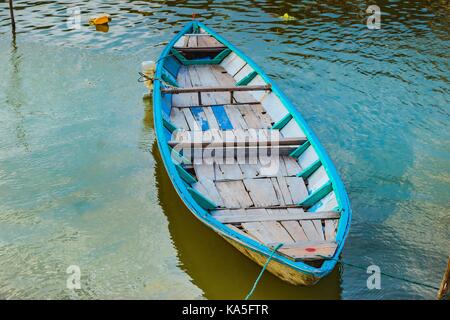 Hoi An, Vietnam - mars 17, 2017 : les bateaux traditionnels en face de l'architecture ancienne de Hoi An, Vietnam hoi An. est le site du patrimoine culturel, Banque D'Images