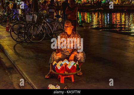 Hoi An, Vietnam - 15 mars 2017 : la grand-mère à vendre les lanternes Banque D'Images