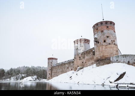 Olavinlinna est un 15e siècle château de trois tours situé à Savonlinna, Finlande Banque D'Images