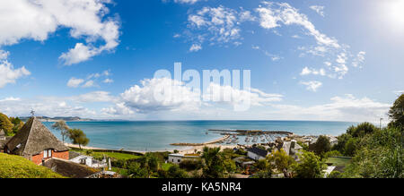 Vue panoramique de la baie de Lyme, au Cobb et le port à Lyme Regis, une ville côtière dans la région de West Dorset sur la côte de la Manche à la frontière-Devon Dorset Banque D'Images