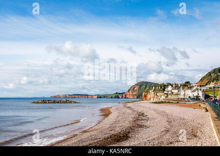 Plage de galets, mer et vue sur les falaises, Greenbottom, une ville côtière et station balnéaire populaire sur la côte de la Manche, Devon, Angleterre du Sud-Ouest Banque D'Images