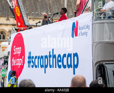 La Pac de rebut - protestation des milliers d'infirmières se réunissent à la place du parlement à Londres, pour faire campagne contre le gouvernement de 1 % du plafond des salaires du secteur public. Banque D'Images