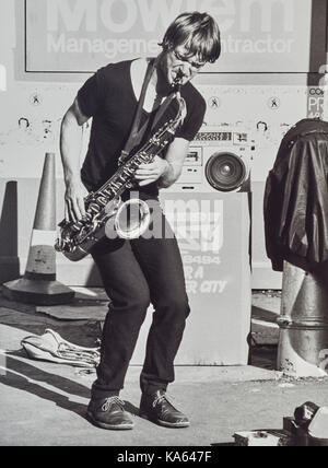 Musicien ambulant jouant sax tenor à Covent Garden 1982 Banque D'Images