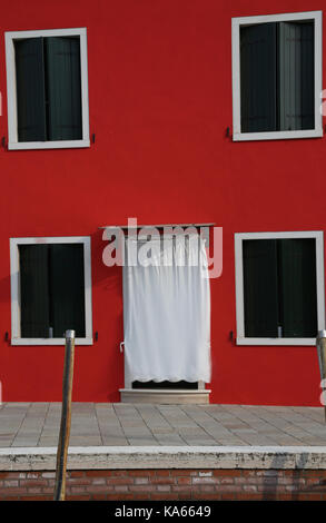 Red House sur l'île de Burano près de Venise en Italie du nord Banque D'Images