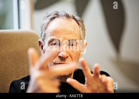 - Fichier - dans ce 9 février 2017, photo, l'acteur tchèque Jan Triska pose pour les photographes à Prague, République tchèque. Acteur d'origine tchèque Jan Triska, qui Banque D'Images