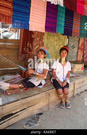 Closeup portrait de jeunes filles de la tribu païenne (Karen Padaung) long cou avec des bobines en laiton fait main en vente textile du village de la tribu. Banque D'Images