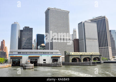 Staten Island Ferry Terminal Whitehall et New York City financial district au centre-ville de Manhattan. Banque D'Images