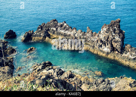 Les roches volcaniques et cliiff sur la mer sur l'île de Madère. portufgal, Europe Banque D'Images