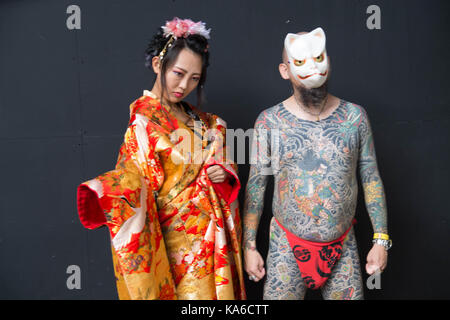 Dimanche 24 dept 2017 ,tobbaco dock London 14h. Londres, 2017 convention de tatouage # LTC2017,couple japonais prendre une pose, portant un masque de démon et le sport Banque D'Images