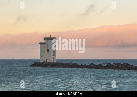 Le phare de Port Ellen, carraig fhada phare dans lumière du soir après le coucher du soleil avec de jolies couleurs sur le skye avec des falaises et des algues en premier plan, port Banque D'Images