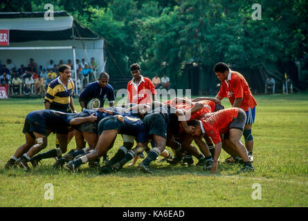 Les hommes à jouer au rugby, Mumbai, Maharashtra, Inde, Asie Banque D'Images