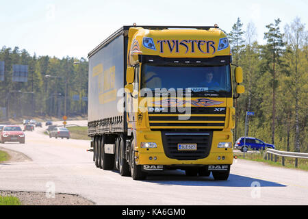 Nummela, Finlande - mai 5, 2016 : daf xf jaune semi tvister chariot se déplace le long de la route entre le trafic sur une journée ensoleillée de printemps. Banque D'Images