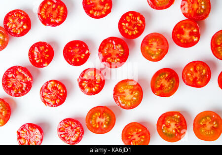 Petites tranches de tomates cerises mise à plat d'arrière-plan Banque D'Images