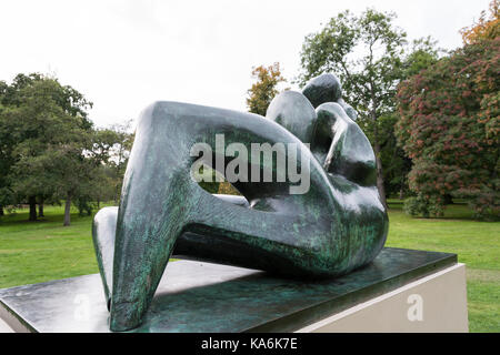 Henry Moore sculpture de la mère et de l'enfant couché à Kew Gardens. Les jardins abritent le plus grand et le plus diversifié des spécimens botaniques dans le monde. Banque D'Images