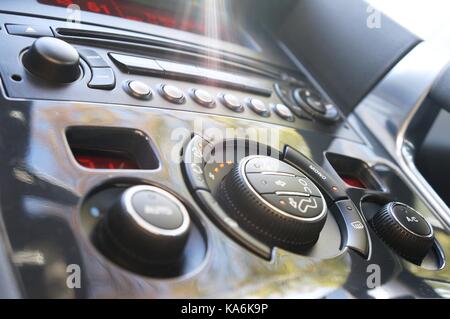 Tableau de climatisation en voiture moderne. Banque D'Images