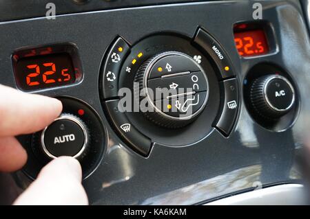 Tableau de climatisation en voiture moderne. Banque D'Images