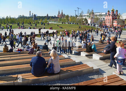 Moscou, Russie - le 23 septembre. 2017. personnes reste dans l'amphithéâtre du parc de zaryadye. Banque D'Images