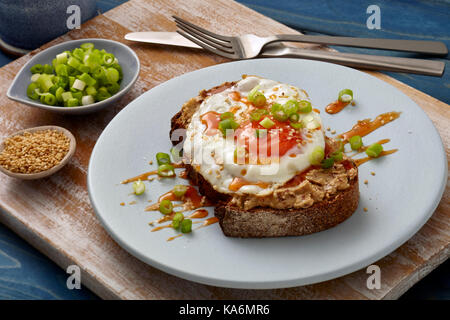 Sriracha miel œuf frit sur toast Banque D'Images