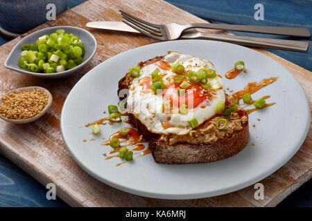 Sriracha honet œuf frit sur toast Banque D'Images