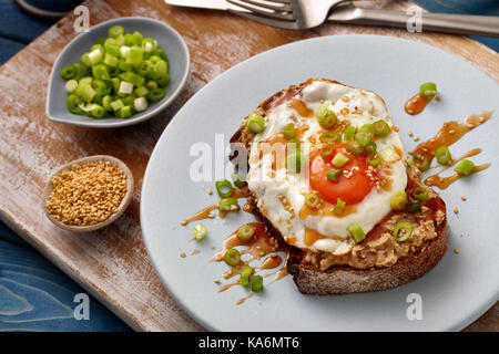 Sriracha miel œuf frit sur toast Banque D'Images