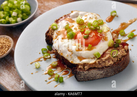 Sriracha miel œuf frit sur toast Banque D'Images