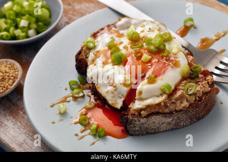 Sriracha miel œuf frit sur toast Banque D'Images