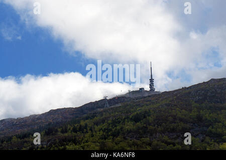 Technologie dans la nature - tramway aérien vers la tour de télévision / radio sur Ulriken top à Bergen, Norvège Banque D'Images