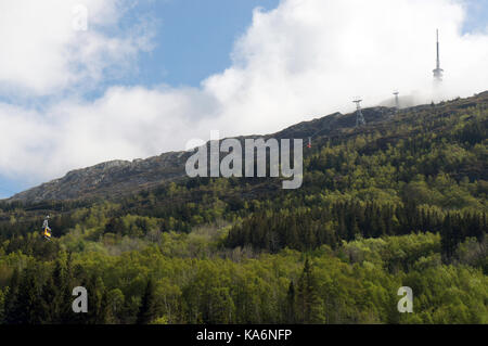 Tramway aérien vers la tour de télévision/radio sur Ulriken à Bergen, Norvège Banque D'Images