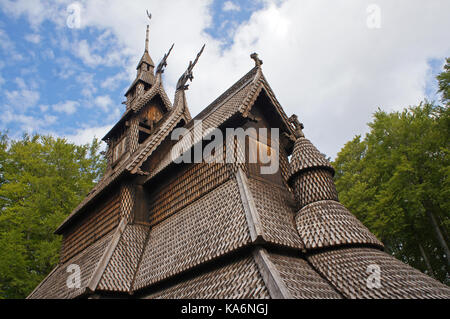 Fantanft Stavkirke - église en bois près de Bergen, Norvège, entourée d'arbres, architecture viking Banque D'Images