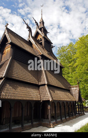 Fantanft Stavkirke - église en bois près de Bergen, Norvège, entourée d'arbres, architecture viking Banque D'Images