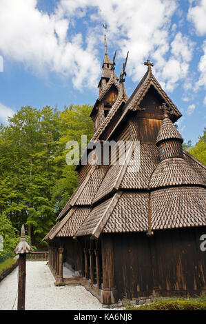 Fantanft Stavkirke - église en bois près de Bergen, Norvège, entourée d'arbres, architecture viking Banque D'Images