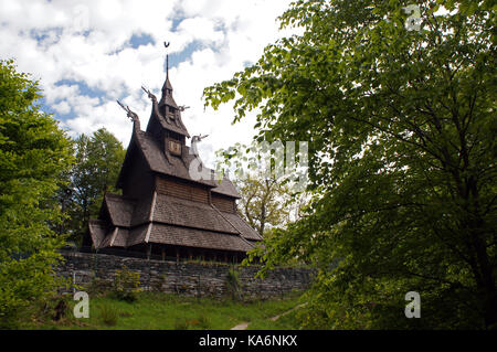 Fantanft Stavkirke - église en bois près de Bergen, Norvège, entourée d'arbres, architecture viking Banque D'Images