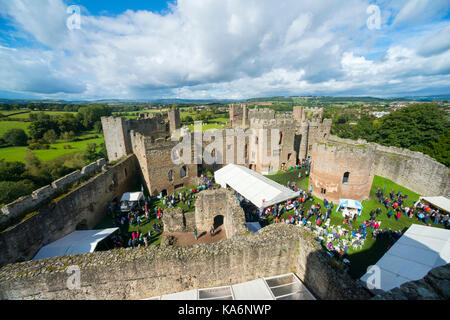 La Bailey de Ludlow Castle, vu de la grande tour. Banque D'Images