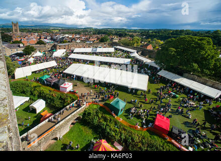 Le 2017 Ludlow Food Festival vu de la grande tour du château de Ludlow, Shropshire. Banque D'Images