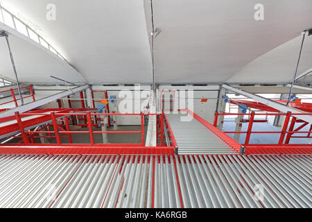 Rouleaux de manutention dans l'entrepôt d'expédition et de distribution Banque D'Images