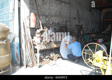 L'homme chypriote travaillant dans son atelier de vieux Larnaca, Chypre Banque D'Images