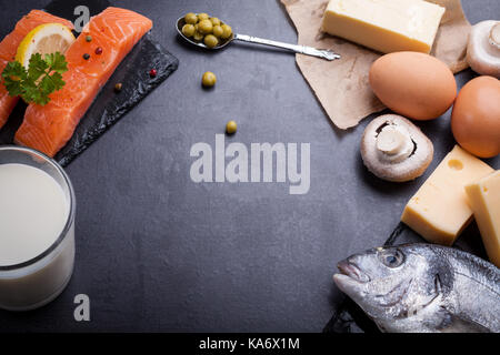 Tableau noir avec des ingrédients d'aliments riches en vitamine D et les oméga 3, avec l'exemplaire de l'espace. Banque D'Images