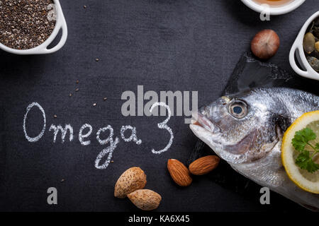 Table en ardoise noire avec un produit riche en oméga 3 et la vitamine d. écrit par omega 3 white chalk. Banque D'Images